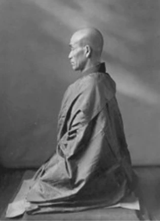 Kodo Sawaki sitting in meditation, seen from the side